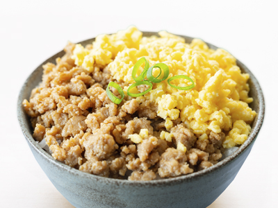 二色そぼろ丼